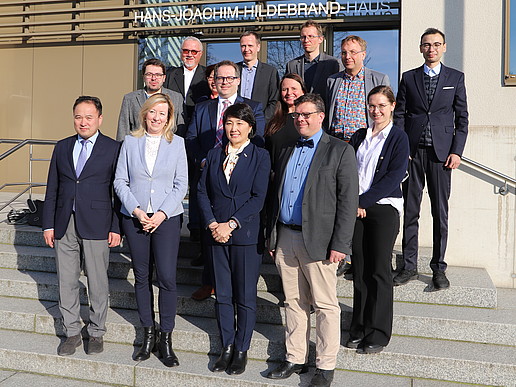 The participants of the Mongolian delegation and the participating members of the HSZG together in a group photo in front of a university building.