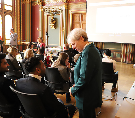 Ellen Leuschner (right) in conversation with graduates of the Studienkolleg